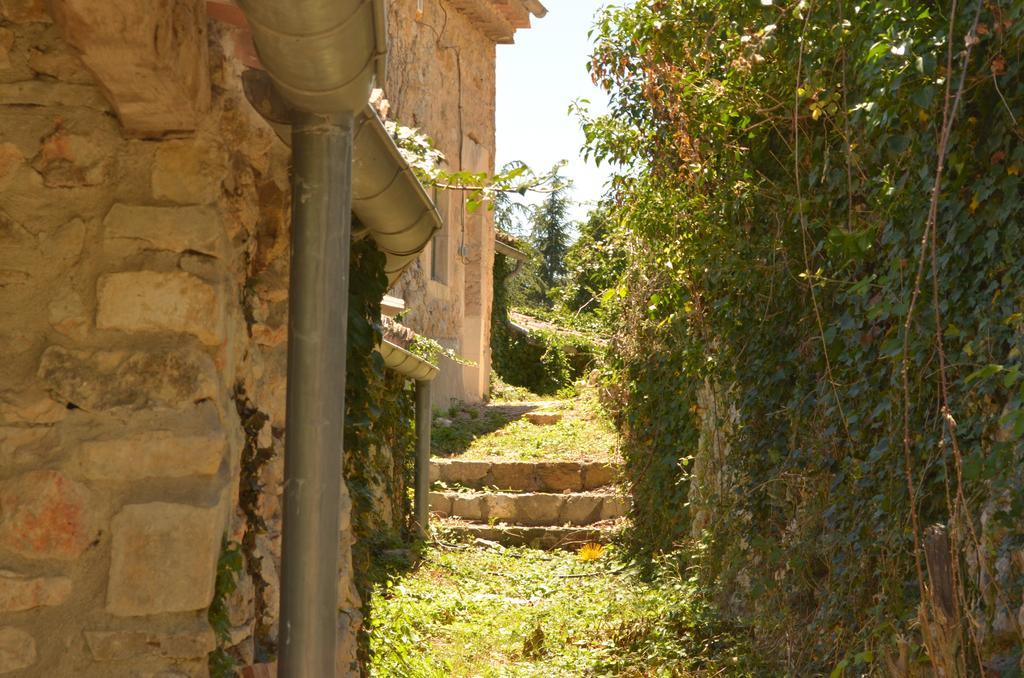 Gîtes La ferme accrochée à la colline Lagorce  Exterior foto